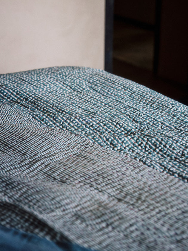 Linge de lit avec des imprimés végétaux