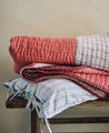 Literie : couvre-lit rose et bleu en coton rembourré