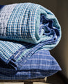 Literie : couvre-lit bleu à carreaux en coton avec du rembourrage