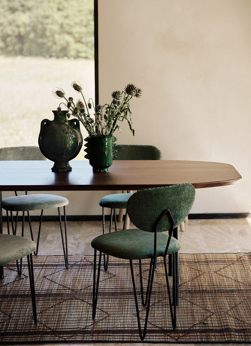 Chaise vintage verte avec des clous