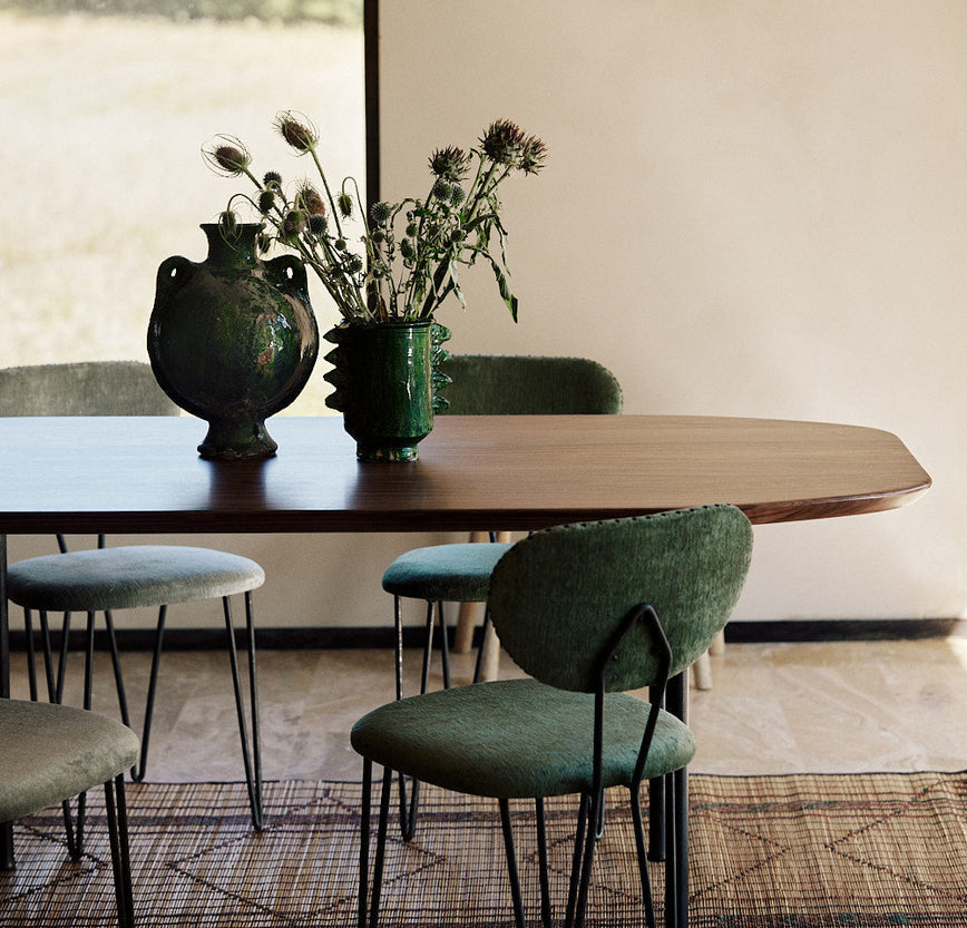 Chaise vintage verte avec des clous