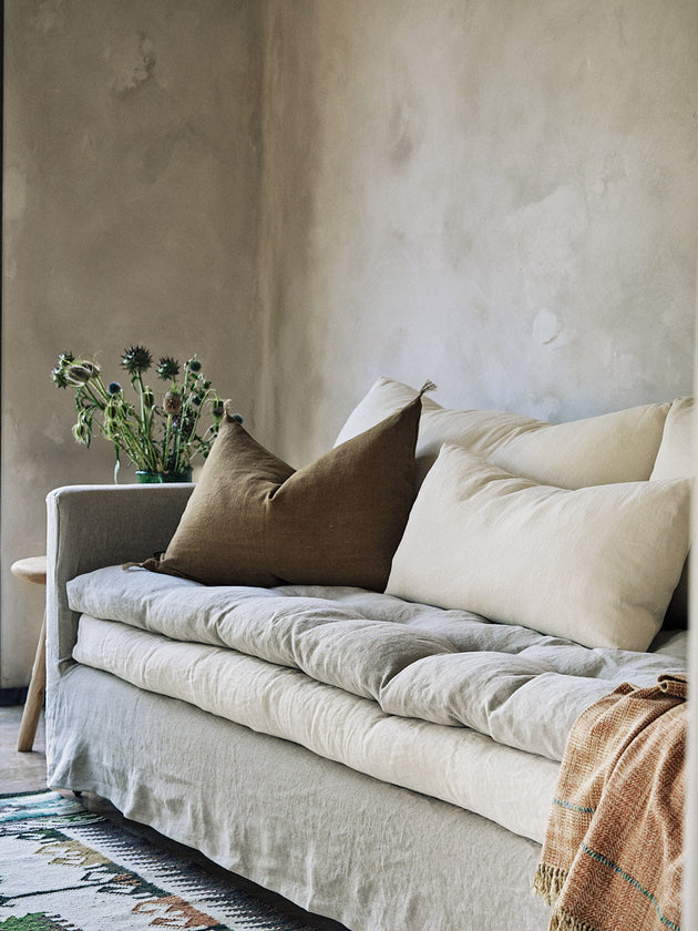 Canapé Adar en tissu à double matelas et ses pieds en fer