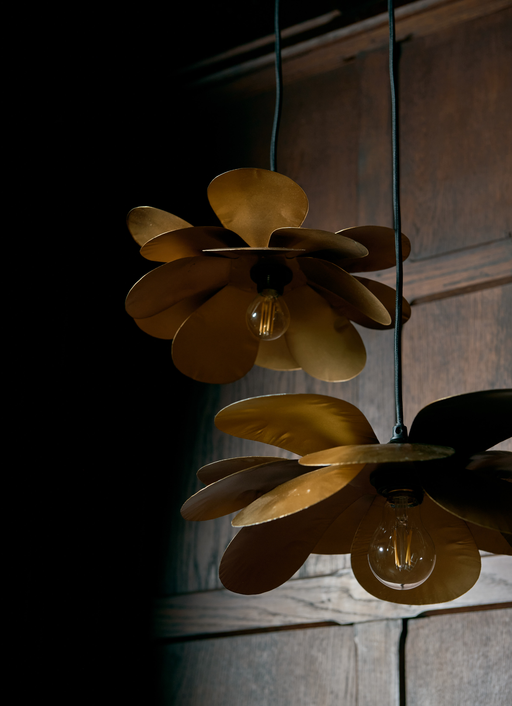 Suspension Cosmos Fleurs en métal doré qui diffuse une lumière dorée
