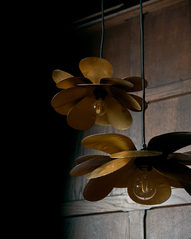 Suspension Cosmos Fleurs en métal doré qui diffuse une lumière dorée