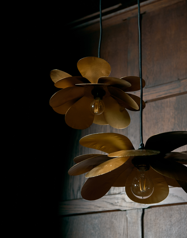 Suspension Cosmos Fleurs en métal doré qui diffuse une lumière dorée