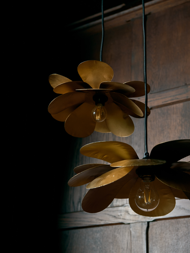 Suspension Cosmos Fleurs en métal doré qui diffuse une lumière dorée