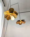 Suspension Cosmos Fleurs en métal doré qui diffuse une lumière dorée