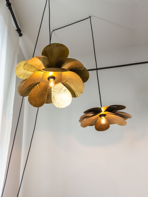 Suspension Cosmos Fleurs en métal doré qui diffuse une lumière dorée