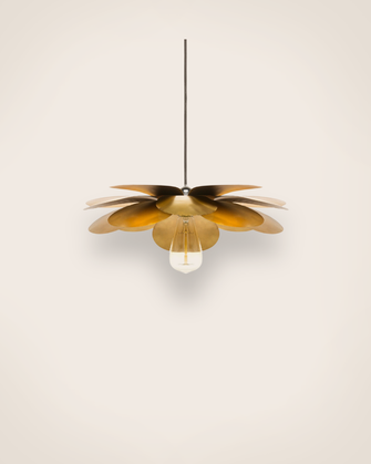 Suspension Cosmos Fleurs en métal doré qui diffuse une lumière dorée