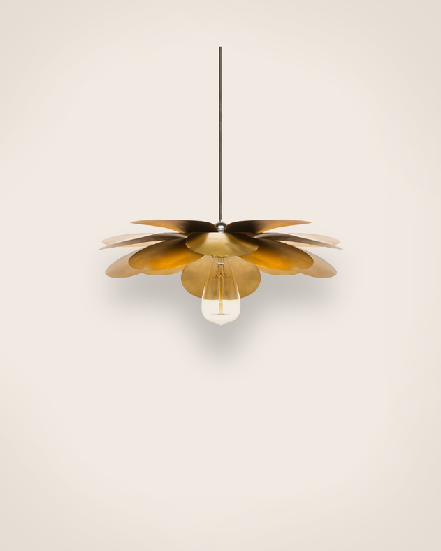 Suspension Cosmos Fleurs en métal doré qui diffuse une lumière dorée