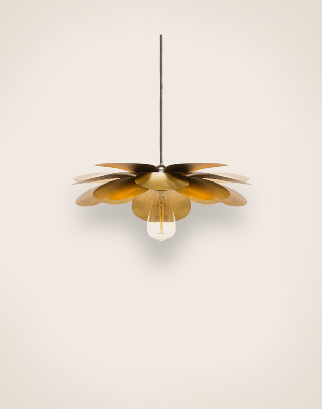 Suspension Cosmos Fleurs en métal doré qui diffuse une lumière dorée