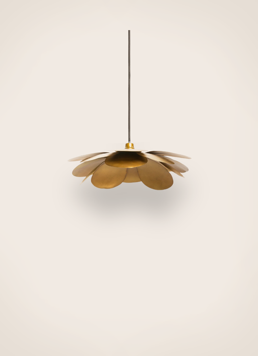 Suspension Cosmos Fleurs en métal doré qui diffuse une lumière dorée