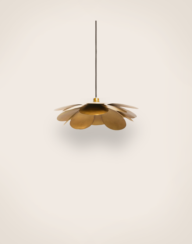 Suspension Cosmos Fleurs en métal doré qui diffuse une lumière dorée