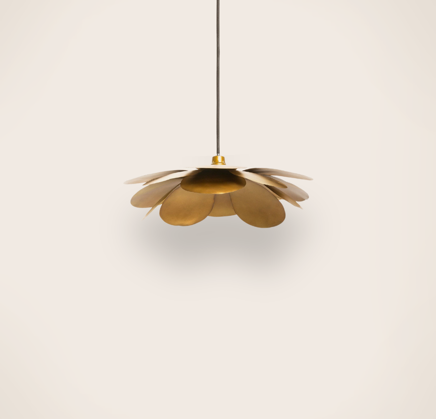 Suspension Cosmos Fleurs en métal doré qui diffuse une lumière dorée