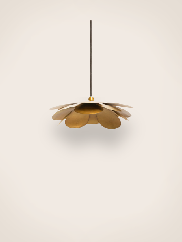 Suspension Cosmos Fleurs en métal doré qui diffuse une lumière dorée