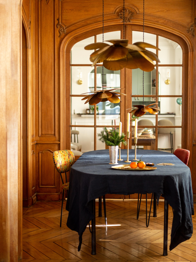 Suspension Cosmos Fleurs en métal doré qui diffuse une lumière dorée