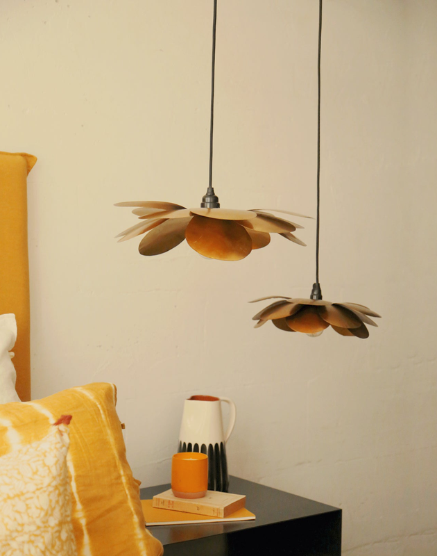 Suspension Cosmos Fleurs en métal doré qui diffuse une lumière dorée