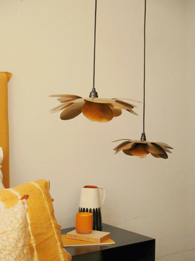 Suspension Cosmos Fleurs en métal doré qui diffuse une lumière dorée