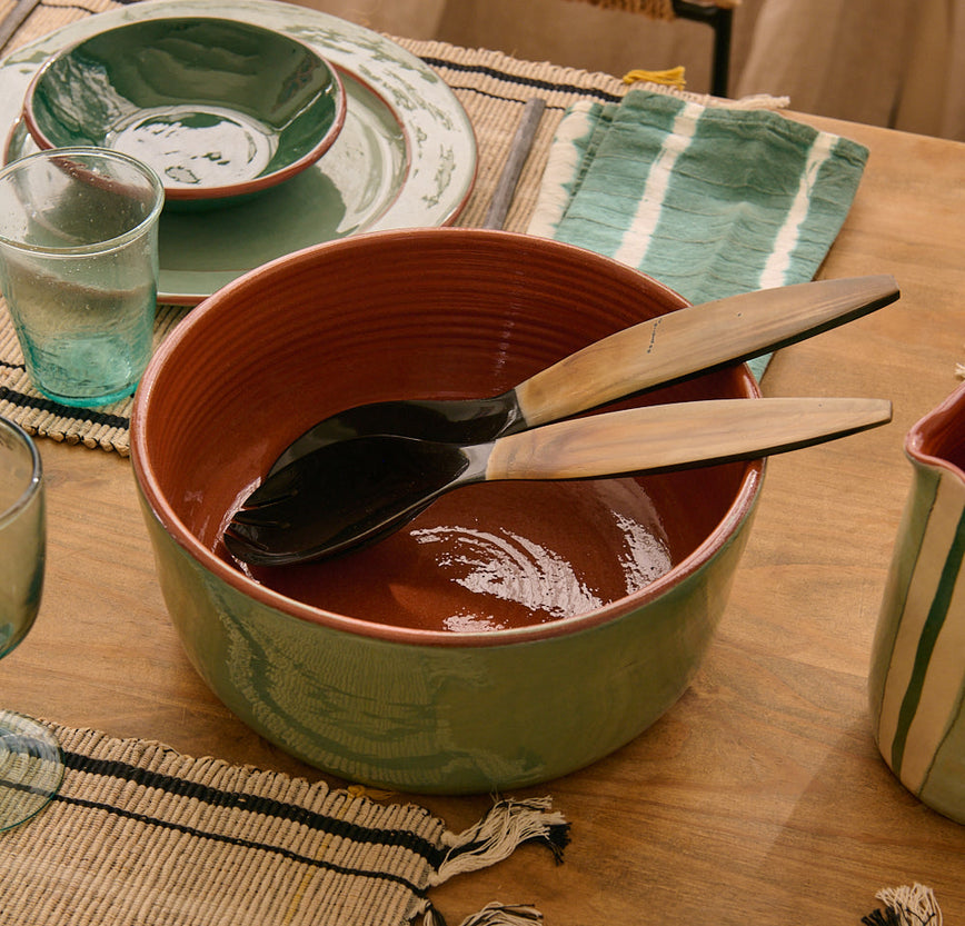 Ensemble de saladier Koterra en argile rouge et ses couverts à salade