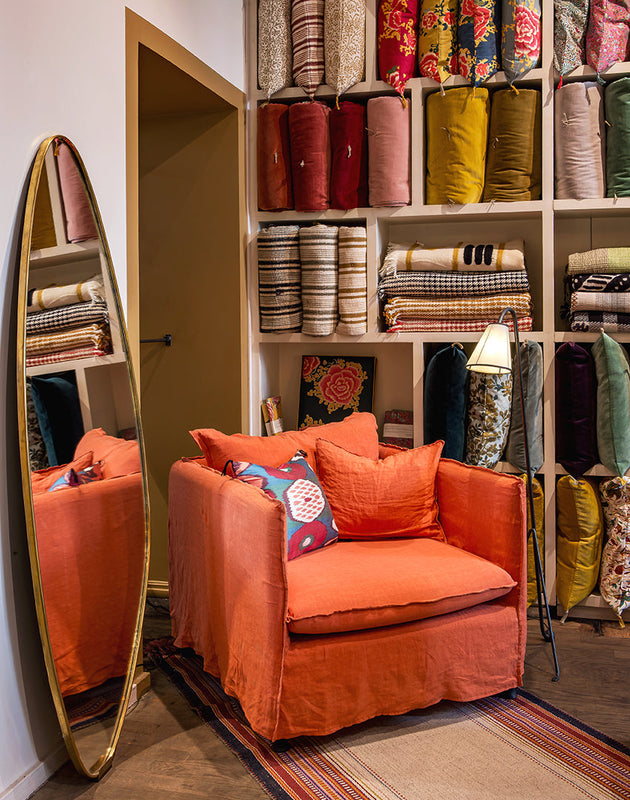 Grand Miroir Atoll en laiton à poser dans un salon