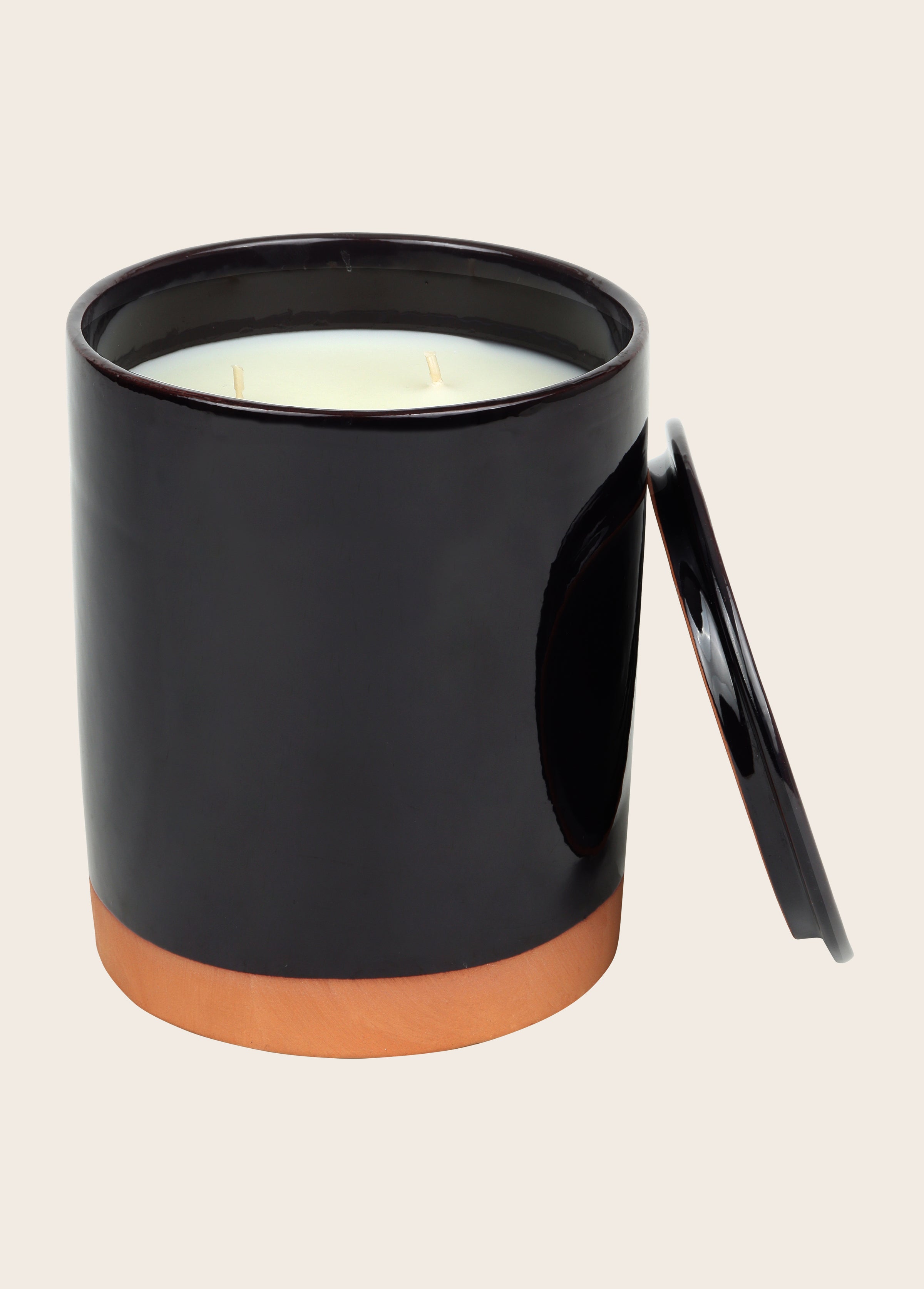 Bougie parfumée en cire végétale et minérale dans son pot en terracotta