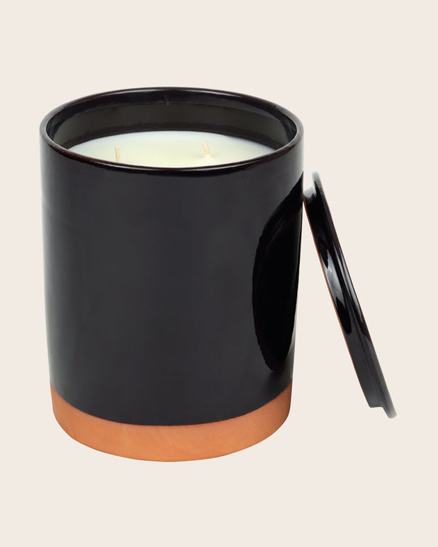 Bougie parfumée en cire végétale et minérale dans son pot en terracotta