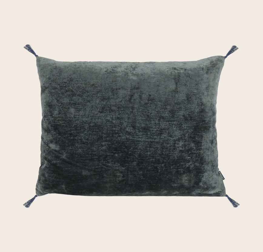 Housse de coussin en velour de lin et détails pompons Vellino