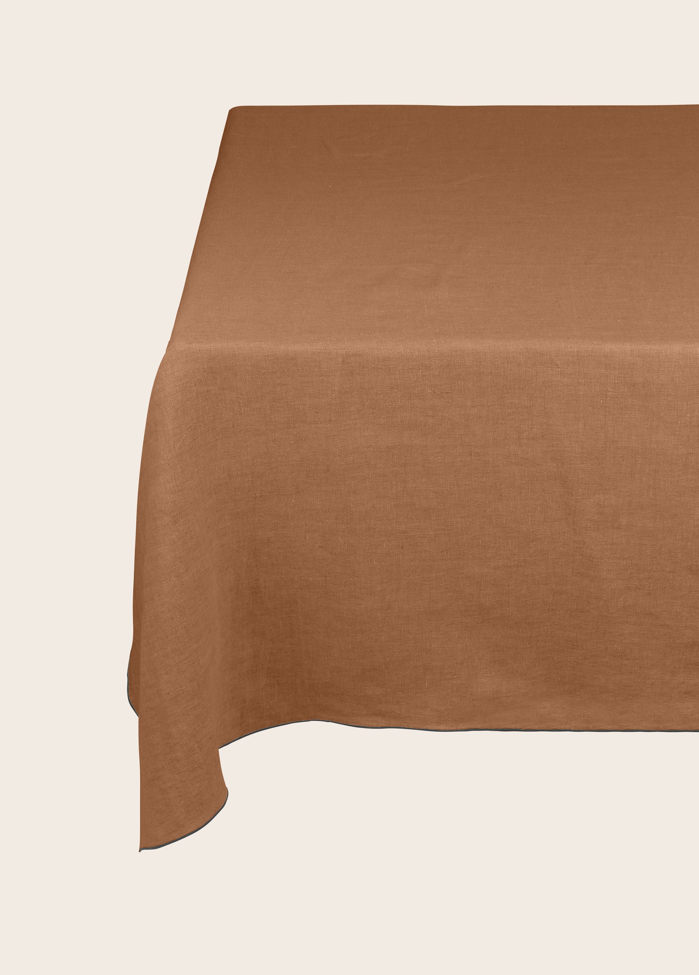Détail de la nappe Selena en lin lavé coloris Sepia