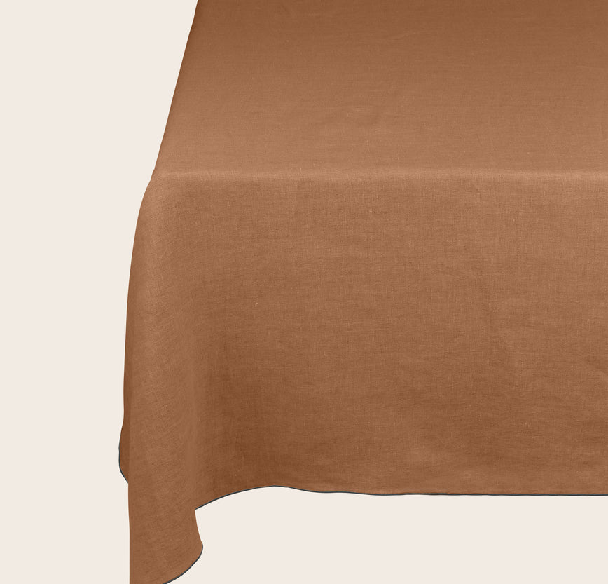 Détail de la nappe Selena en lin lavé coloris Sepia