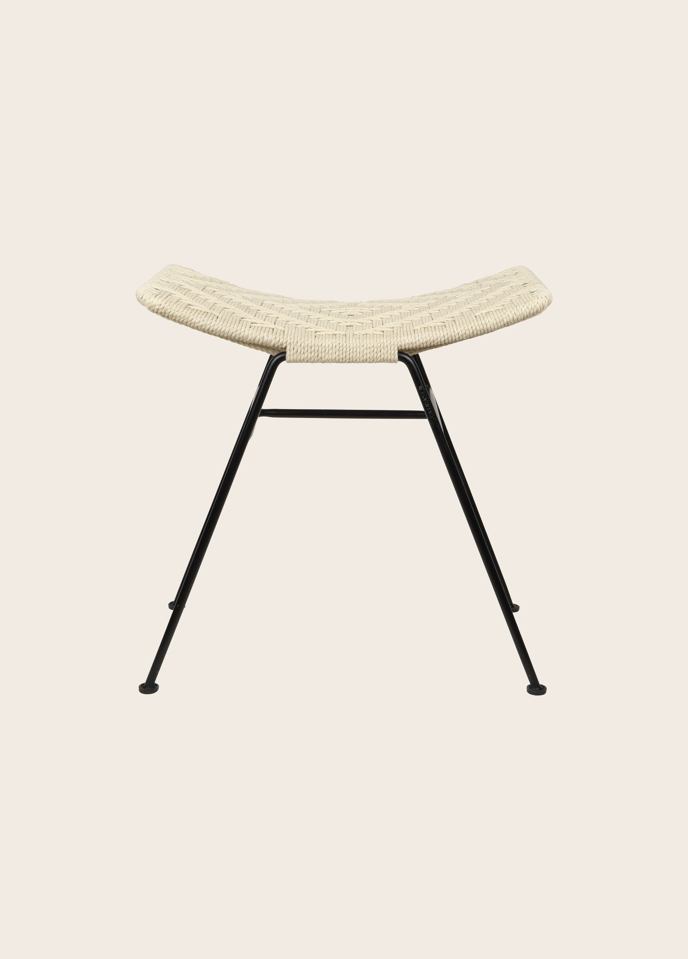 Tabouret Murgi losange en coton tressé couleur ivoire et sa structure en fer.