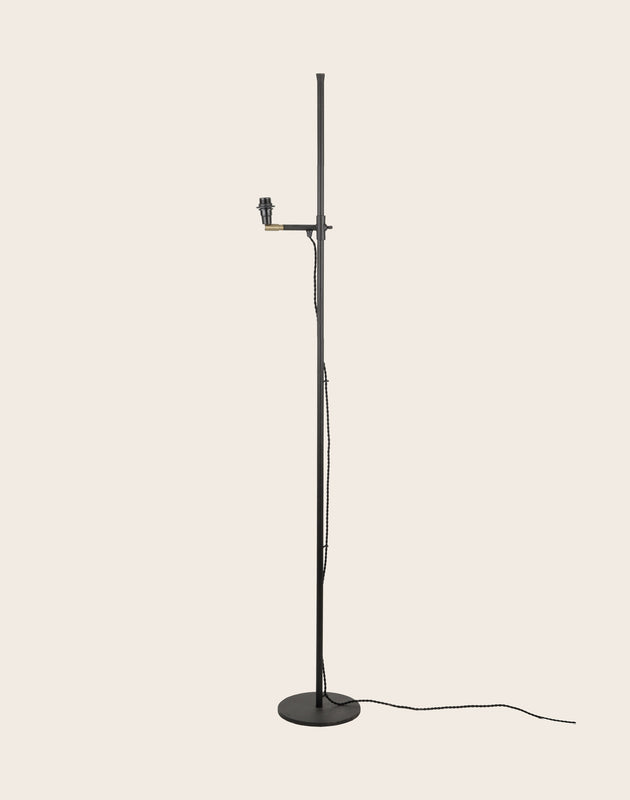 Pied de lampadaire Ko noir avec hauteur ajustable