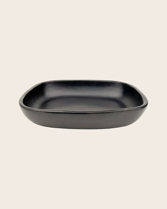 Plat à gratin en terre cuite noir contenant un mélange de 3 argiles