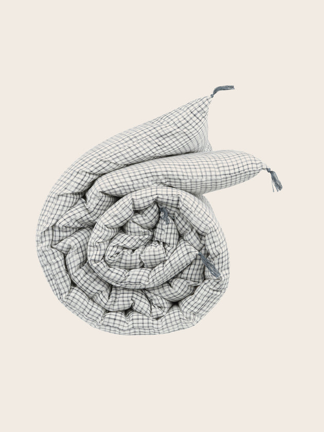 courtepointe à carreaux pour bout de lit à pompons