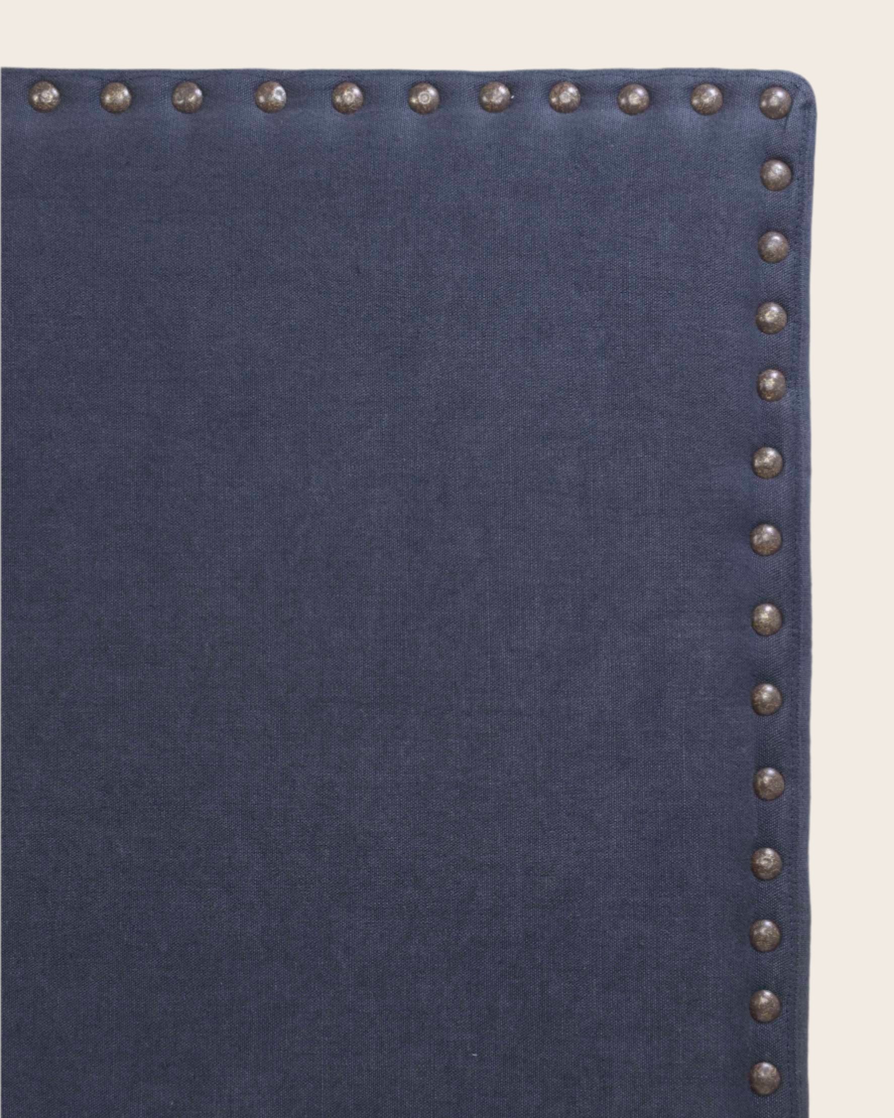 Détail des clous sur la tête de lit Sirius