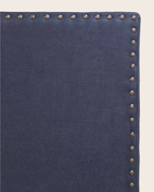 Détail des clous sur la tête de lit Sirius