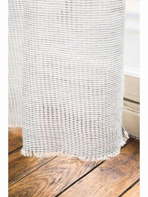 Franges délicates en bas du rideau prêt à poser Arys