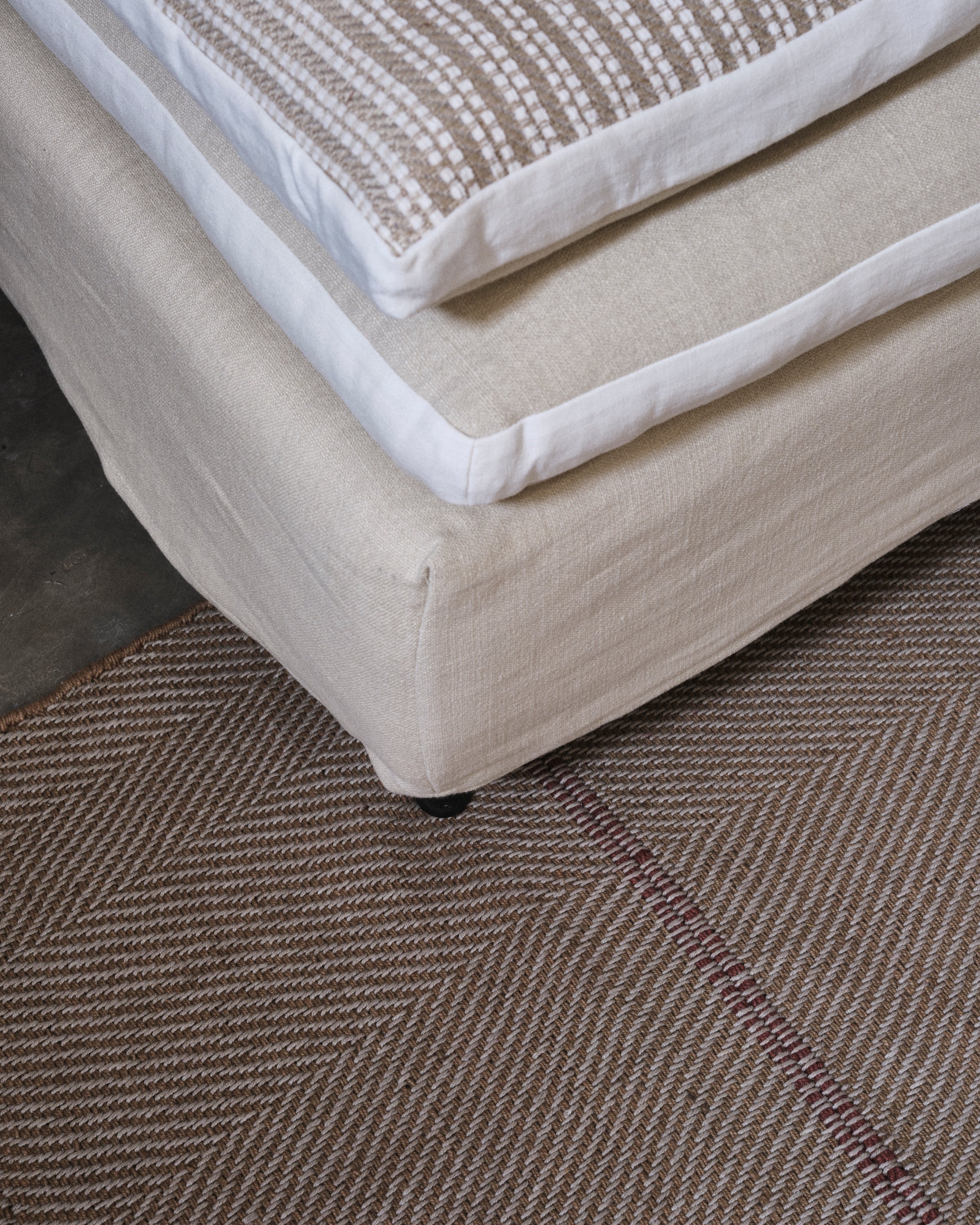 Sofa over confectionné dans du tissu Phylo en jute et Coton