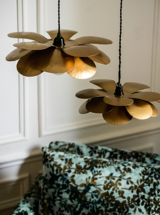 Suspension Cosmos Fleurs en métal doré qui diffuse une lumière dorée