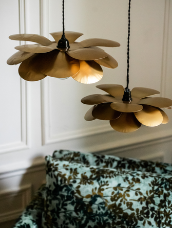 Suspension Cosmos Fleurs en métal doré qui diffuse une lumière dorée