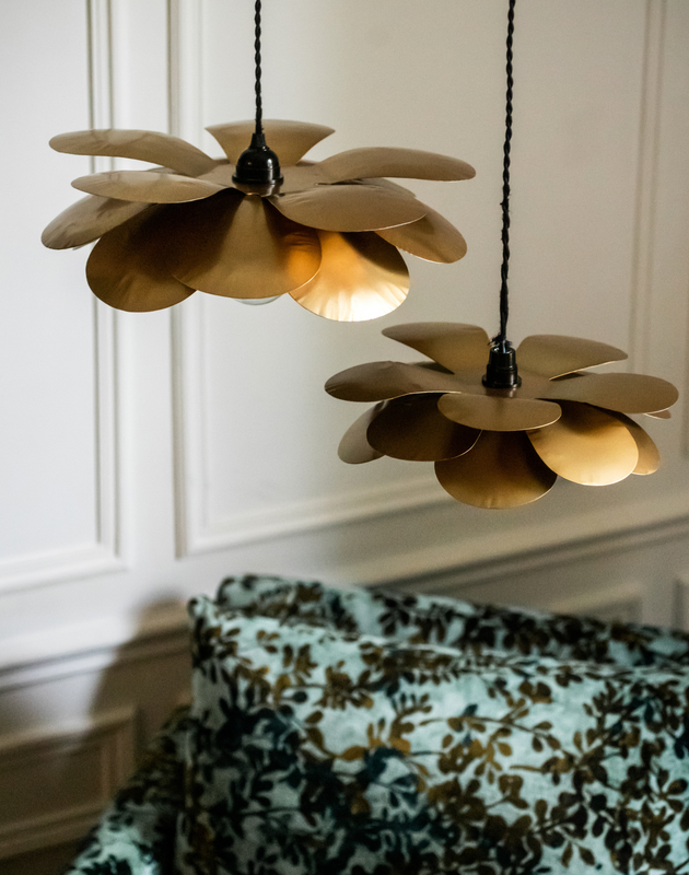 Suspension Cosmos Fleurs en métal doré qui diffuse une lumière dorée