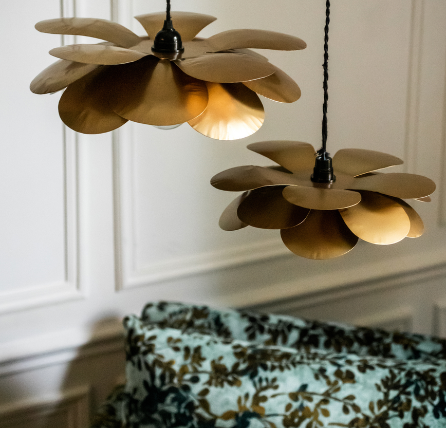 Suspension Cosmos Fleurs en métal doré qui diffuse une lumière dorée