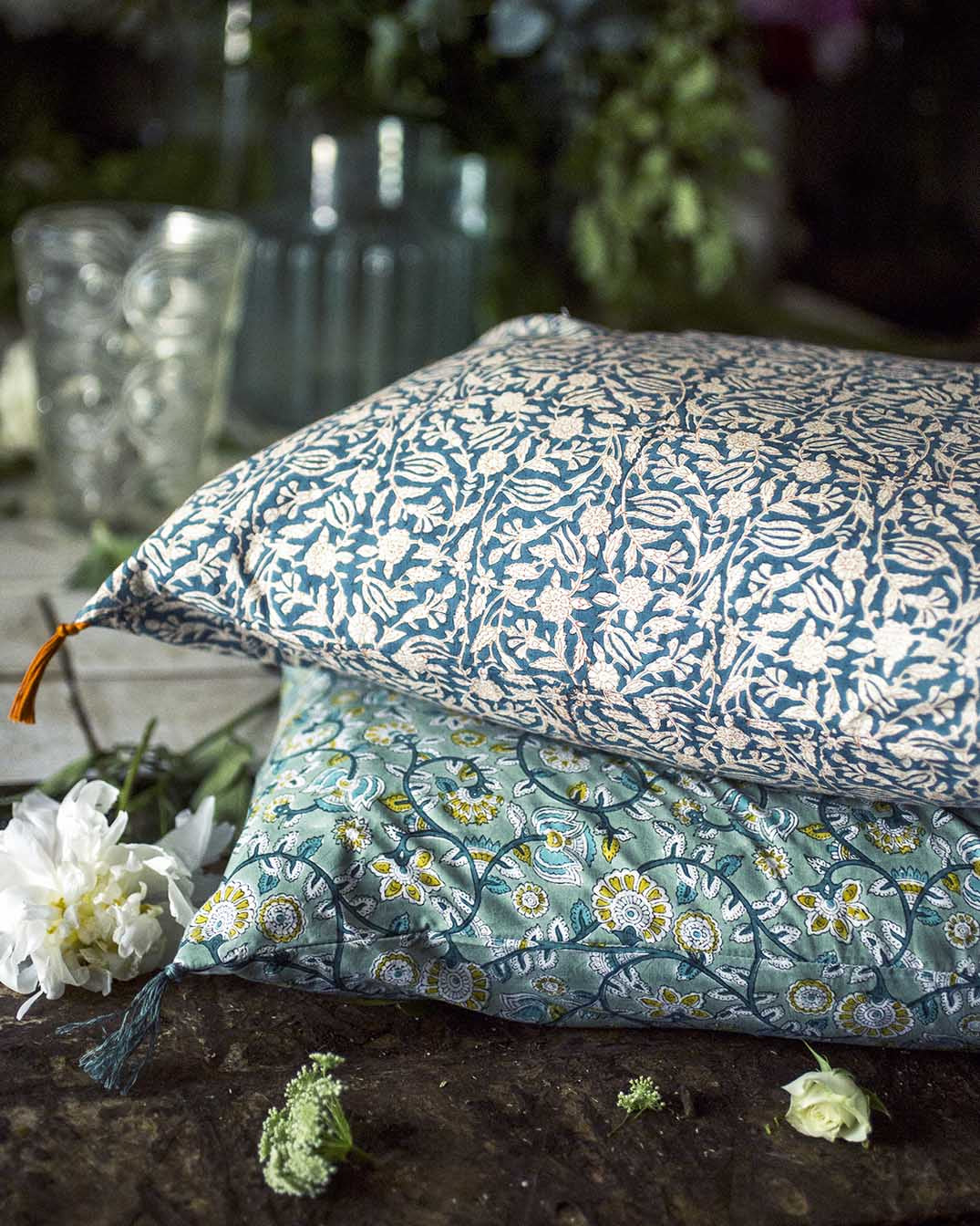 Housse de coussin Tulipan Cypres en coton imprimé au bloc