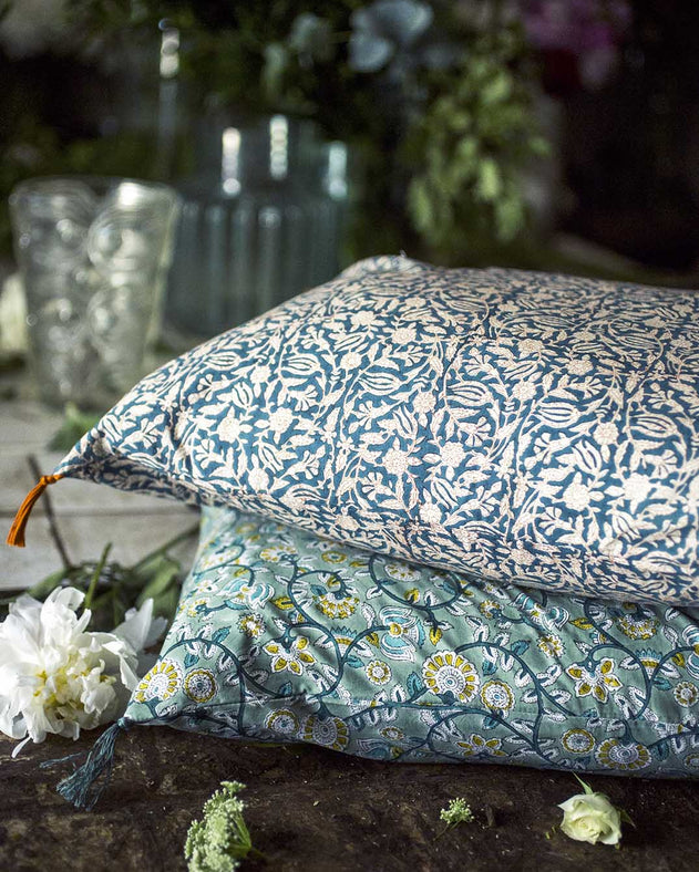 Housse de coussin Tulipan Cypres en coton imprimé au bloc