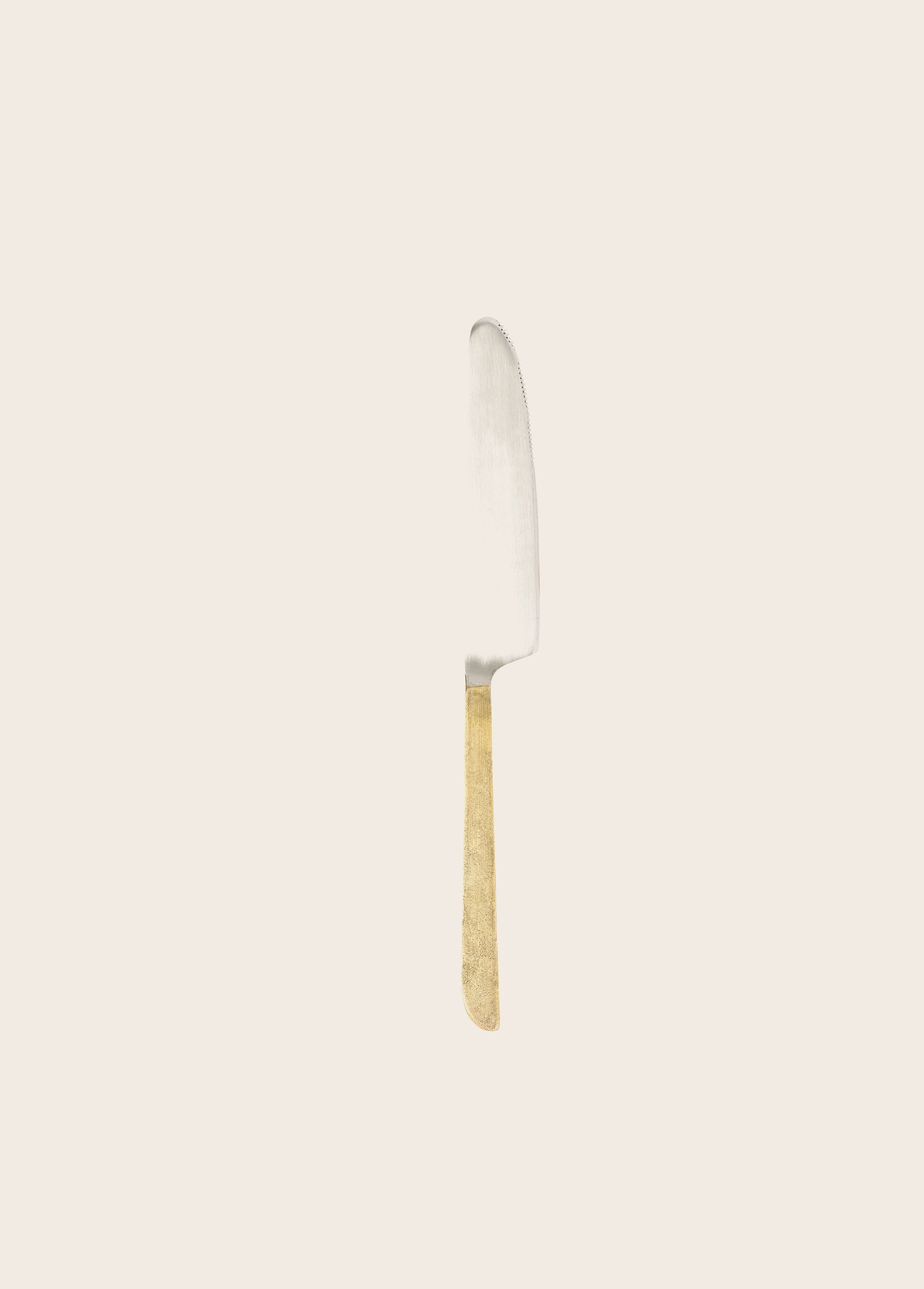 Couverts en acier : cuillère, couteau, fourchette avec un manche doré