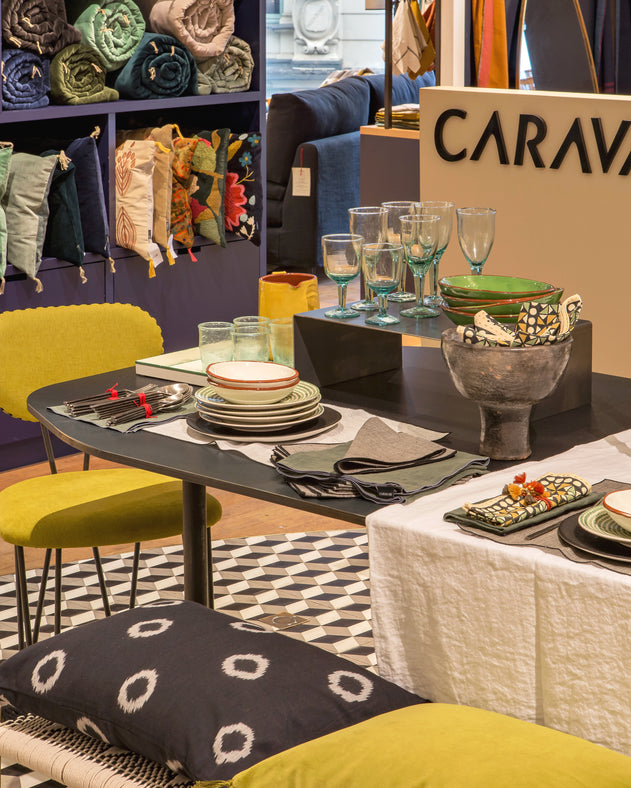 Détail de la table à manger Fuji en acier brut noire