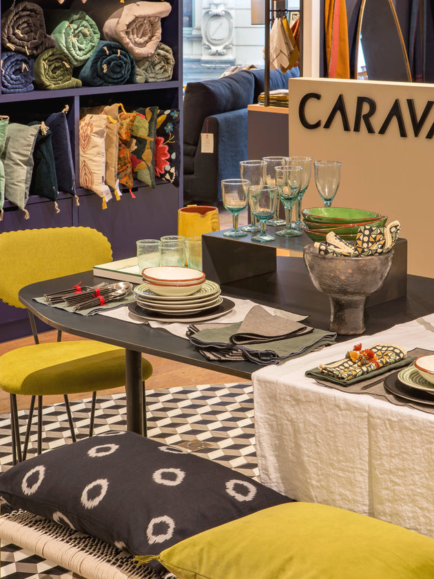 Détail de la table à manger Fuji en acier brut noire