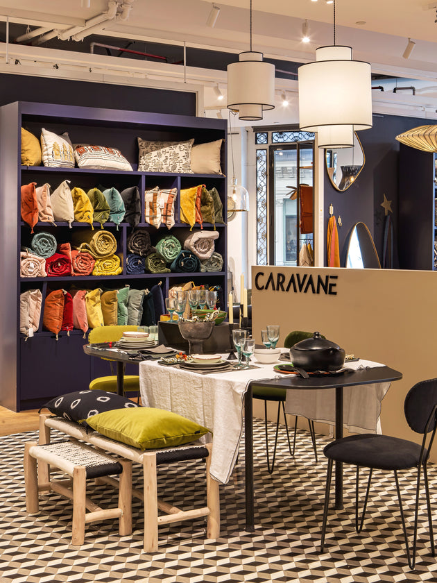 Table à manger noire en acier brut Fuji présentée dans une boutique Caravane