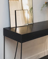 Meuble : console en acier brut noir avec du rangement