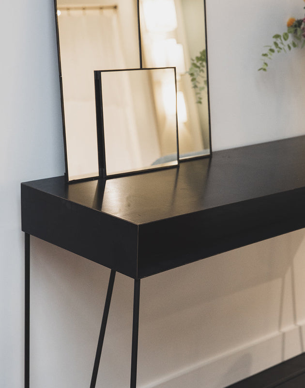 Meuble : console en acier brut noir avec du rangement
