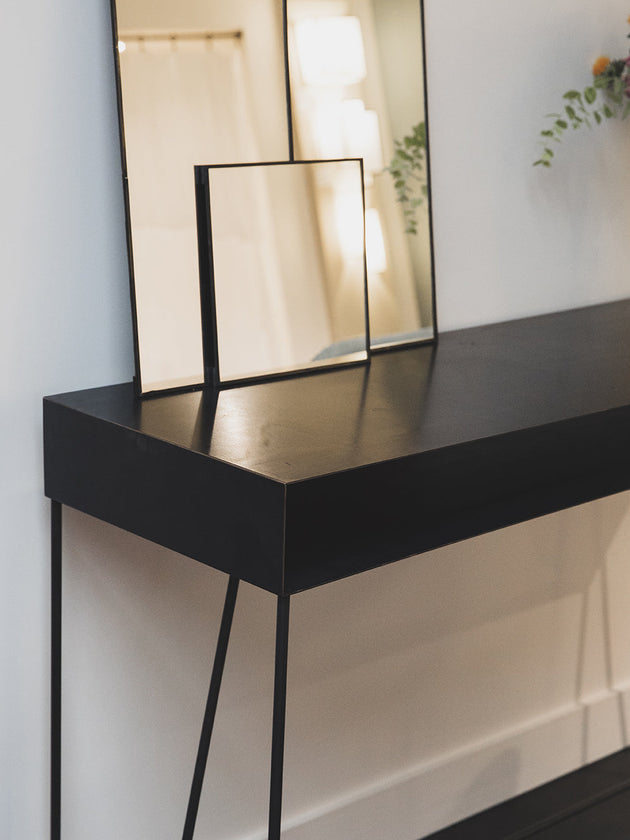 Meuble : console en acier brut noir avec du rangement